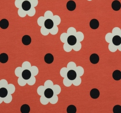 Úplet potisk kytičky mezi černými puntíky na cihlovém podkladu