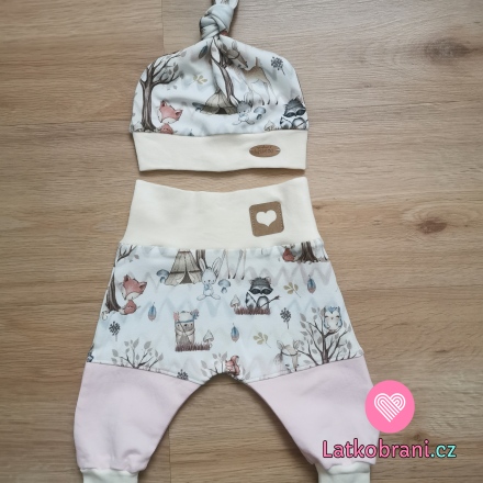 Tepláčky s kulatým sedem a čepička s uzlem