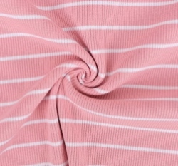 Žebrovaný úplet s proužky na růžové
