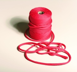 Šňůra kulatá oděvní PES 7 mm malinová do neonové