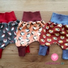 Úplet potisk šťastní tygříci mezi nepravidelnými puntíky na  červené