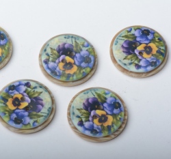 Knoflík imitace dřeva potisk macešky na modré