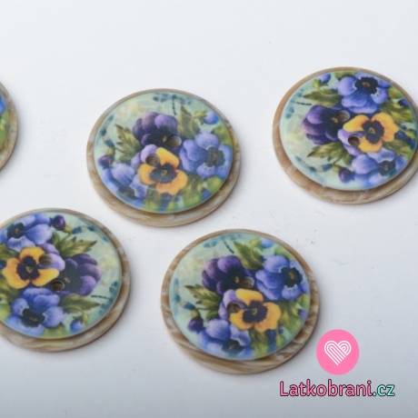 Knoflík imitace dřeva potisk macešky na modré