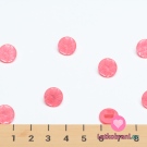 Knoflík kulatý, lesklý s vyrytým ornamentem kytičky růžový