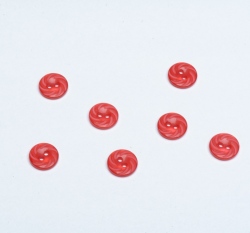 Knoflík lesklý, červený s vyrytými ornamenty 