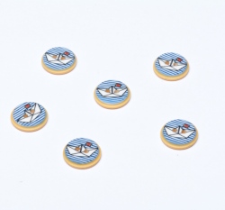 Knoflík kulatý, dětský lodička na modrých proužcích