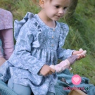 Žakárový úplet bílé obrysy květin na modro-šedé