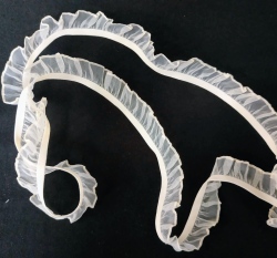 Pruženka prádlová, s volánem smetanová