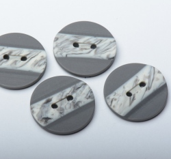 Knoflík kulatý, matný šedý s žíhaným plastickým pruhem uprostřed - velký