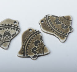 Knoflík světle hnědý zdobený zvoneček