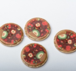 Knoflík imitace dřeva potisk jablíčka mezi květy na hnědé