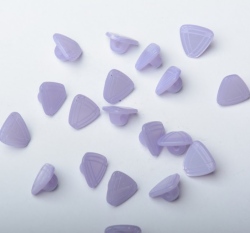 Knoflík ve tvaru trojúhelníku, po stranách rýhovaný fialový