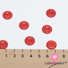 Knoflík lesklý, červený s vyrytými ornamenty 