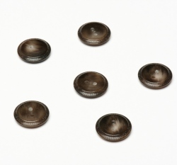 Knoflík kulatý, lesklý, hnědý se zdobeným okrajem 