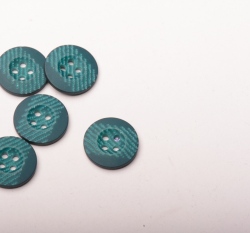 Knoflík kulatý, čtyřdírkový petrolejový s tečkami v pruhu uprostřed