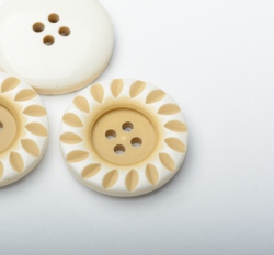 Knoflík kulatý, čtyřdírkový tmavě béžový s ozdobným okrajem