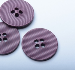 Knoflík kulatý, fialový s jemnými bílými proužky - velký