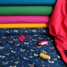 Motýlci a broučci na modré