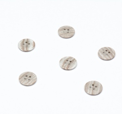 Knoflík kulatý, matný, hnědý žíhaný