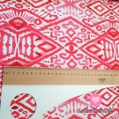 Úplet potisk červené ornamenty na bílém podkladu