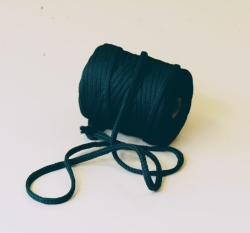 Šňůra kulatá oděvní PES 7 mm cypřišově zelená