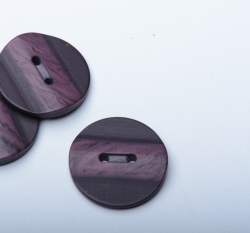 Knoflík kulatý, matný fialový s žíhaným plastickým pruhem uprostřed