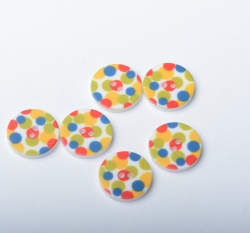 Knoflik potisk barevné puntíky na bílé