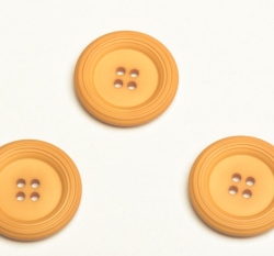 Knoflík s ozdobným okrajem hořčicový