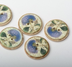 Knoflík imitace dřeva potisk hortenzie na bílé