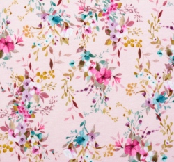 Úplet fialkové květiny na světle růžové 