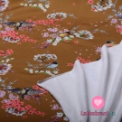 Teplákovina počesaná ptáčci mezi barevnými květy na tmavší okrové