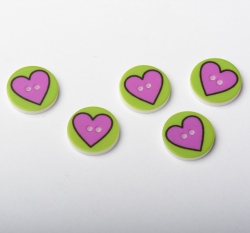 Knoflík kulatý, dětský, zelený s fialovým srdíčkem