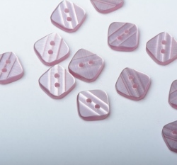 Knoflík čtvercový, perleťový, světle fialový