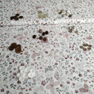 Mix knoflíčků na světlém voálu s hnědými motýlky