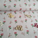 Mix knoflíčků na růžovém mušelínu s růžemi