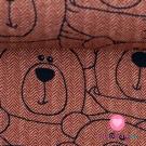 Teplákovina potisk medvídek Méďa na vínovém podkladu se vzorem rybí kosti