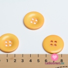 Knoflík hladký lesklý žlutý s obrysy do oranžova 28 mm