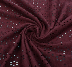 Úplet s dírkovanou výšivkou (madeira) jednobarevný bordó