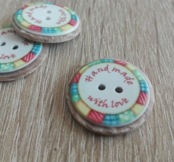 Knoflík imitace dřeva s nápisem 