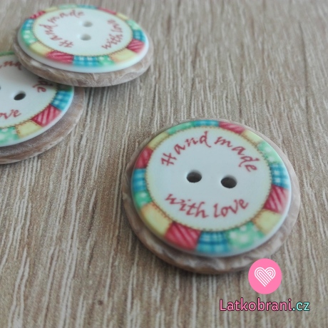Knoflík imitace dřeva s nápisem "Handmade with love"