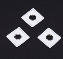 Koženkový čtvereček s průchodkou Bílá/Černý nikl