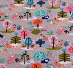 Úplet potisk drobná zvířátka mezi stromy