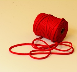 Šňůra kulatá oděvní PES 7 mm červená tomato