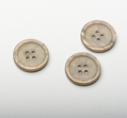 Knoflík kulatý, čtyřdírkový hnědý perleťový