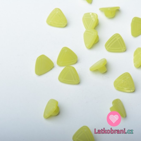 Knoflík ve tvaru trojúhelníku, po stranách rýhovaný zelený