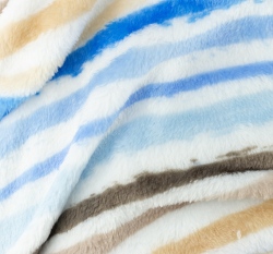 Wellness fleece malované proužky do modra na bílé