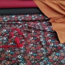 Barevné kvítí na hnědé