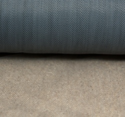 Jemný tyl šedý tmavý