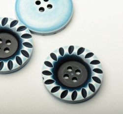 Knoflík kulatý, čtyřdírkový tmavě modrý s ozdobným okrajem