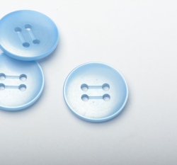Knoflík kulatý, čtyřdírkový světle modrý